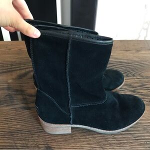 UGG Cyrindra Black Suede Heeled  Boots—Size 8–Excellent  Condition